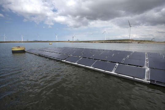 Zonnepanelen bij windparken