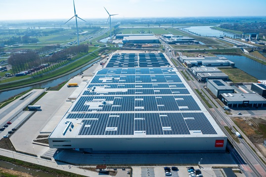 Distributiecentrum met zonnepanelen